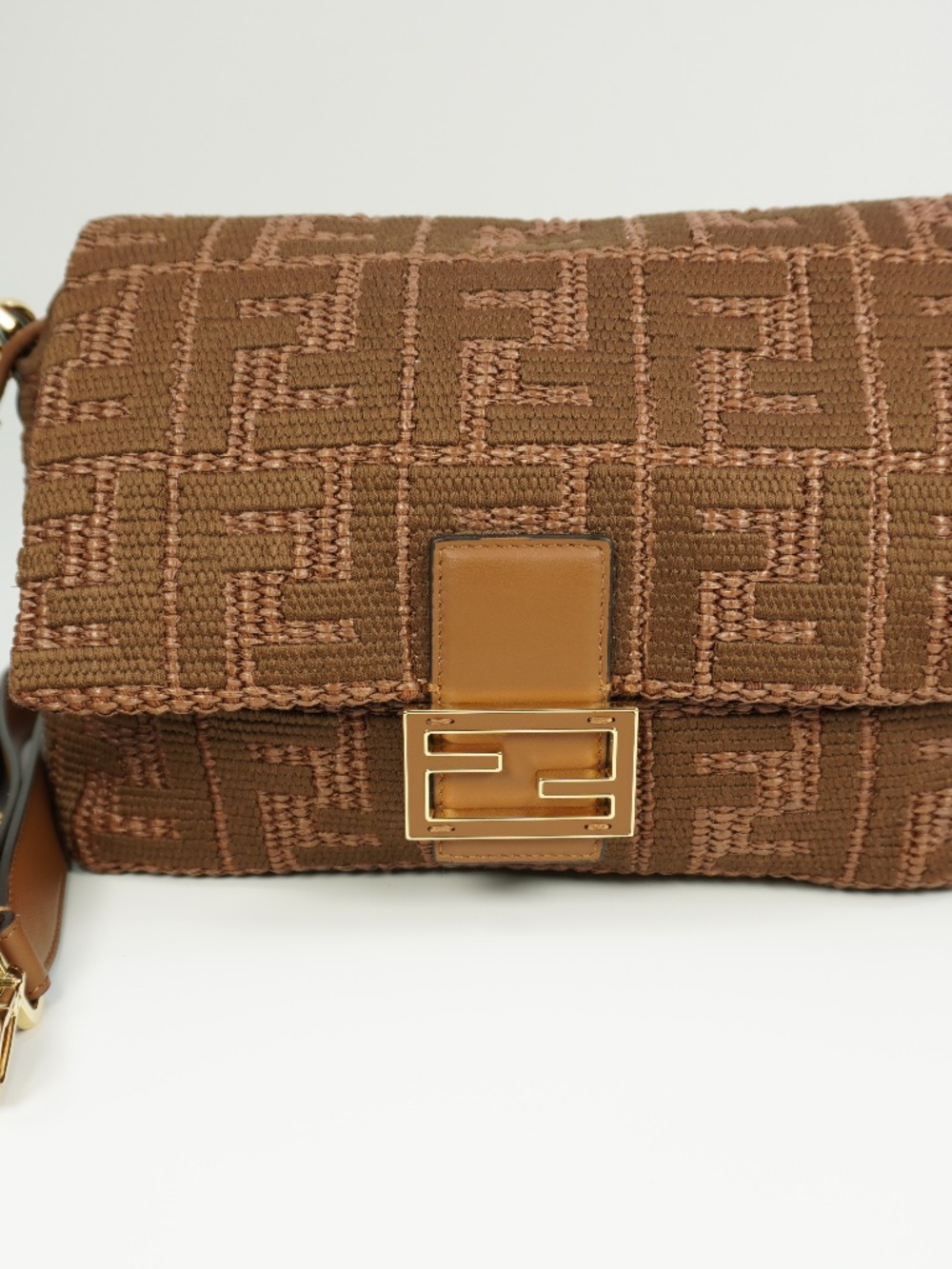 FENDI $4.100 Baguette Soft Medium Raffia-Effect Shoulder Bag – Brown
